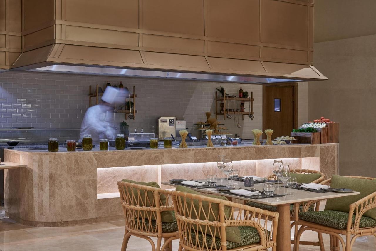 Barra frente a la cocina de Byrkujepsan mientras los cocineros dan los últimos detalles a cada preparación