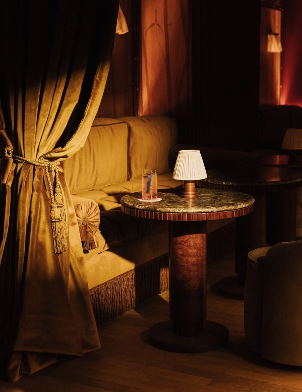 Barra lounge de Byrkujepsan con coctelería